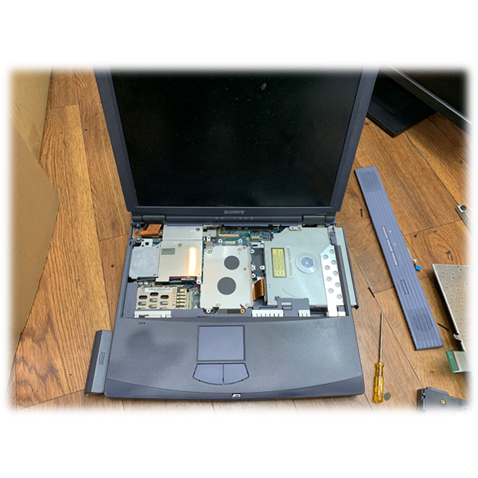 屋内, 座る, テーブル, コンピュータ が含まれている画像
自動的に生成された説明