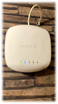 座る, テーブル, バッグ, 木製 が含まれている画像
自動的に生成された説明